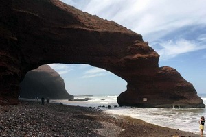 Историческая арка на пляже Лезгира в Марокко